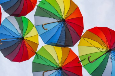 Renkli şemsiyeler. Gökyüzünde renkli şemsiyeler. Sokak dekorasyonu.