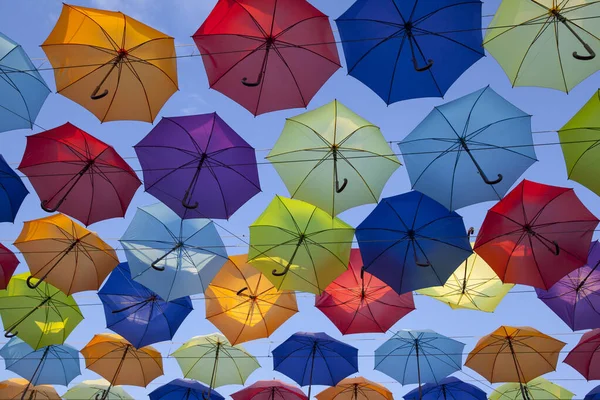 色彩艳丽的雨伞背景 天空中的彩色雨伞 街道装饰 — 图库照片