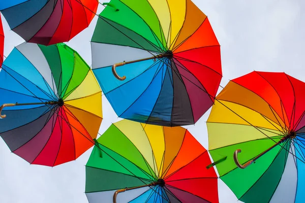 Красочные Зонтики Фон Красочные Зонтики Небе Уличное Убранство — стоковое фото