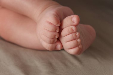 Uyuyan bir bebeğin minik bacaklarını kapat.