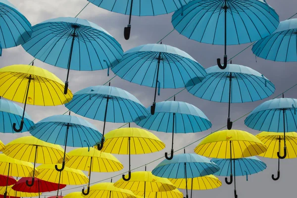 Fond Parasols Colorés Parapluies Colorés Dans Ciel Décoration Rue — Photo