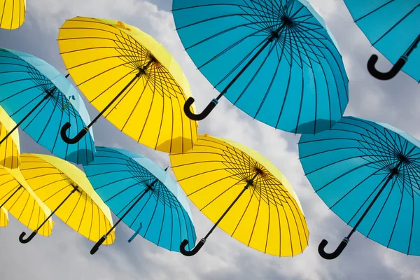 Fond Parasols Colorés Parapluies Colorés Dans Ciel Décoration Rue — Photo