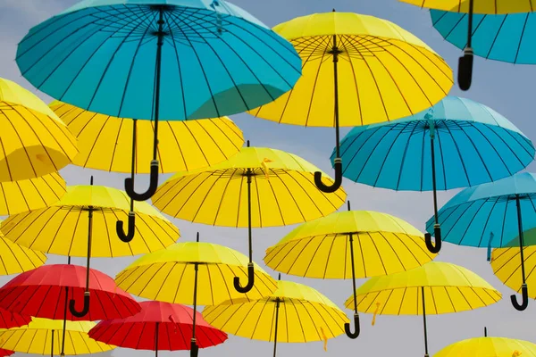 Fond Parasols Colorés Parapluies Colorés Dans Ciel Décoration Rue — Photo