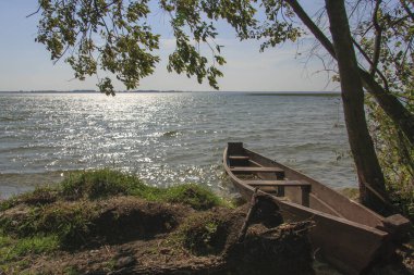 Güneşli bir günde Svityaz Gölü manzarası. Ukrayna