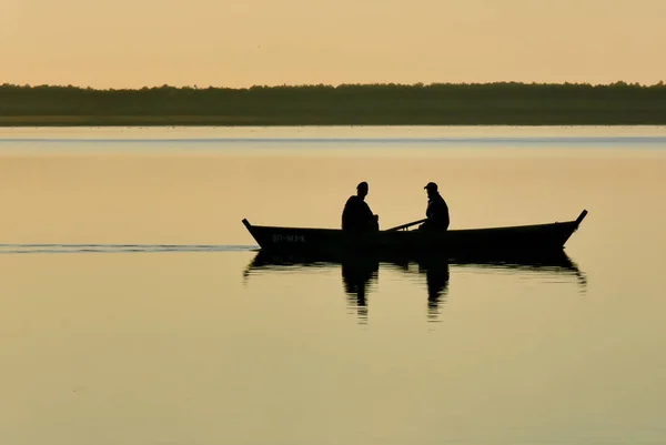 Silhouette Boat Fishermen Lake Evening — Stock Photo, Image