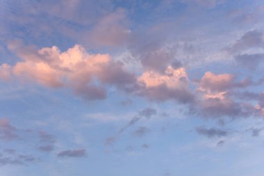 Gün doğumunda renkli parlak bulutlar