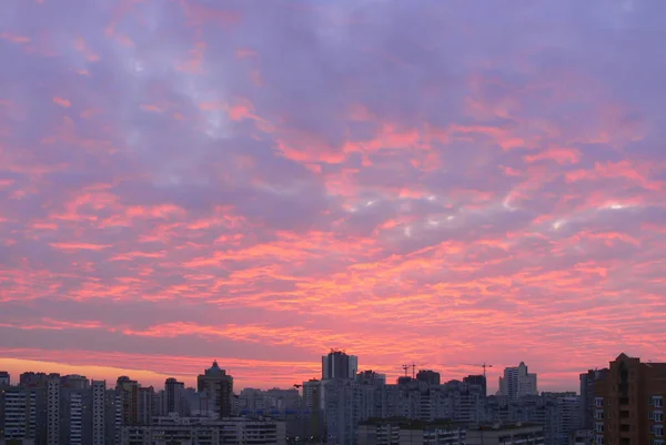 Gyönyörű Felhők Város Felett Napkeltekor — Stock Fotó