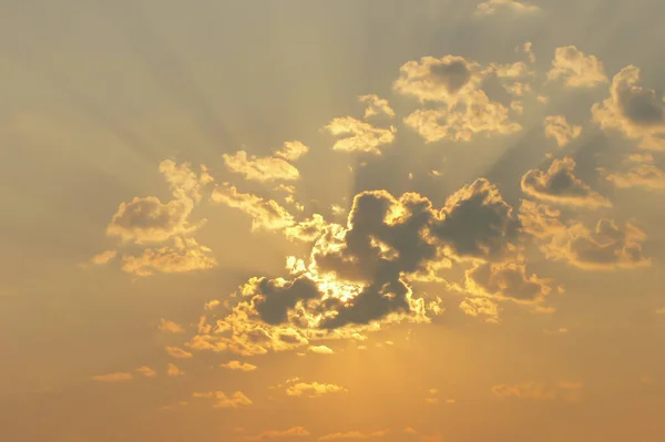 日の出のカラフルな明るい雲 — ストック写真