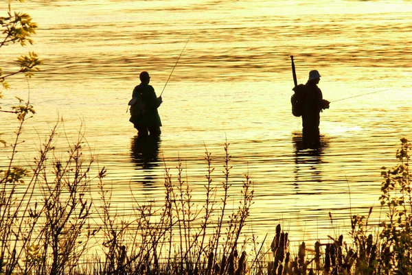 Silhouettes Two Fishermen Standing Water River Sunset — Stock Photo, Image