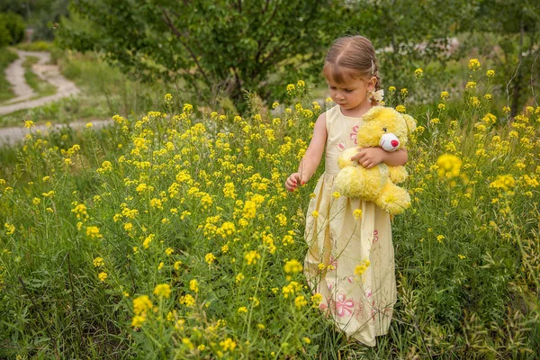 Porträt Eines Kleinen Süßen Mädchens Mit Einem Teddybär Ihren Händen — Stockfoto