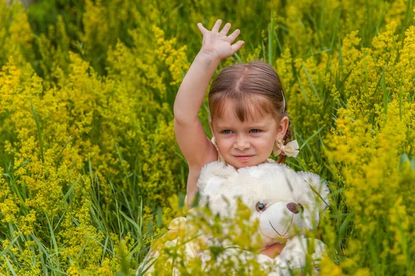 Porträt Eines Kleinen Süßen Mädchens Mit Einem Teddybär Ihren Händen — Stockfoto