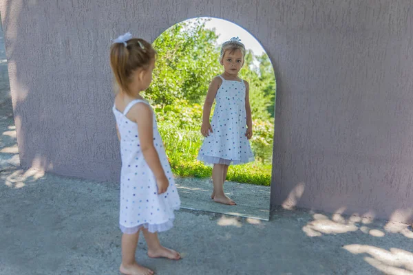 Kleines Mädchen Blickt Frühlingsgarten Einen Großen Spiegel — Stockfoto