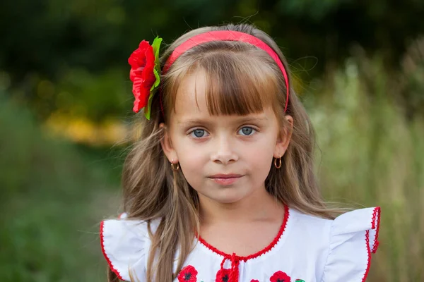 夏の風景の背景にかなり小さな女の子のクローズアップ肖像画 — ストック写真