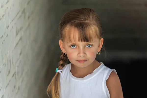 Nahaufnahme Porträt Eines Hübschen Kleinen Mädchens Weißen Kleid — Stockfoto
