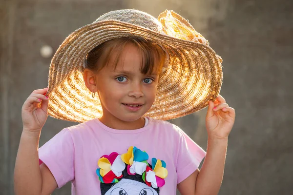 Ritratto Una Bella Bambina Con Cappello Paglia — Foto Stock