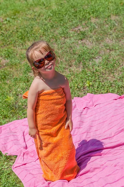 Kleines Mädchen Mit Sonnenbrille Handtuch Gehüllt — Stockfoto