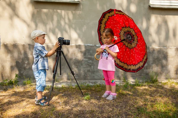 Ein Kleiner Junge Fotografiert Ein Kleines Mädchen Freien Mit Einer — Stockfoto