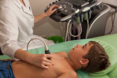 Klinikteki çocuğun ultra ses muayenesi