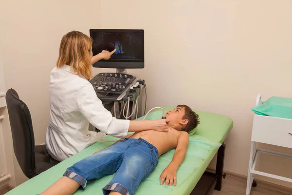 Ultradźwiękowe Badanie Chłopca Klinice — Zdjęcie stockowe