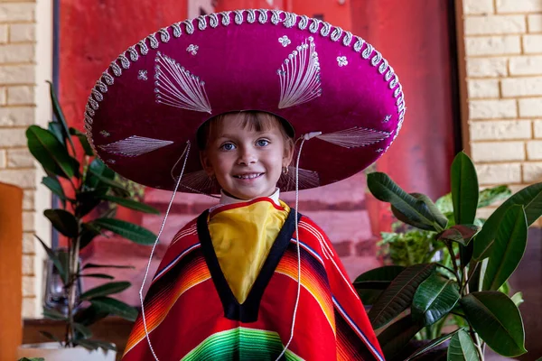Portret Van Een Mooi Meisje Een Sombrero — Stockfoto