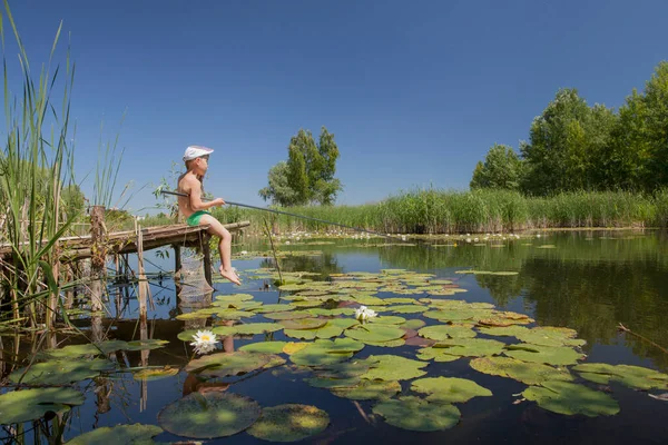Kleiner Junge Angelt Auf Einem Zugewachsenen See — Stockfoto