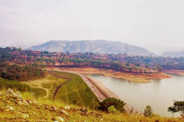 Umiam Gölü (Bu bir insan yapımı göl) tepeler 15 k bulunmaktadır