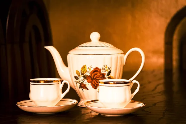 Время чая: Прекрасный чайник с двумя чашками чая . — стоковое фото