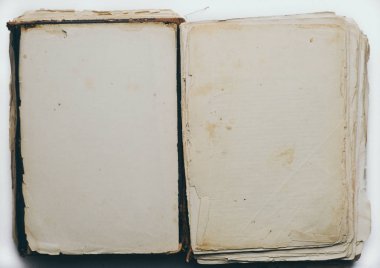 Açık bir yaprak kağıt ile açık vintage kitap 