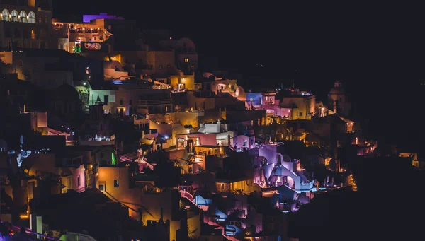 サントリーニ島、ギリシャでティーラ島村でカラフルな夜の街の灯 — ストック写真