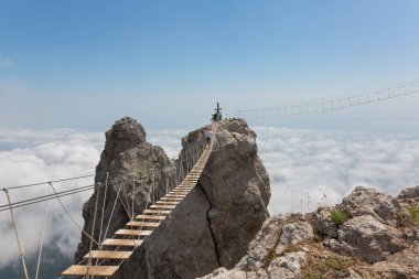 Uçurum geçiş adam