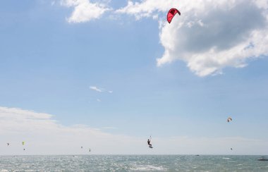 Güzel arka plan üzerinde atlama Kitesurfer
