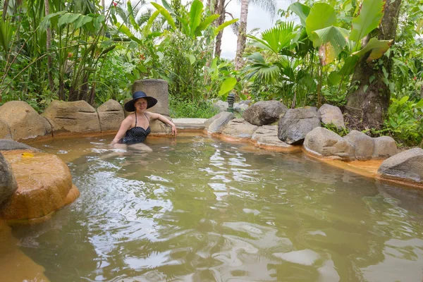 Frau badet in der thermalquelle, costa rica lizenzfreie Stockbilder