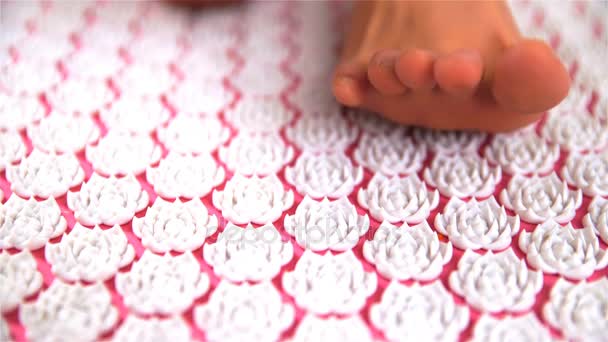 Жінки і чоловіки в акупунктурному масажному килимку. крупним планом . — стокове відео