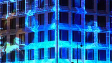 Işıklar bayramı. Şehrin caddeleri üzerinde ışık gösterisi.