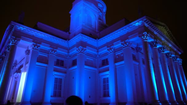 Installazione luminosa sulla facciata della Cattedrale di Helsinki. Festival della Luce Lux Helsinki . — Video Stock