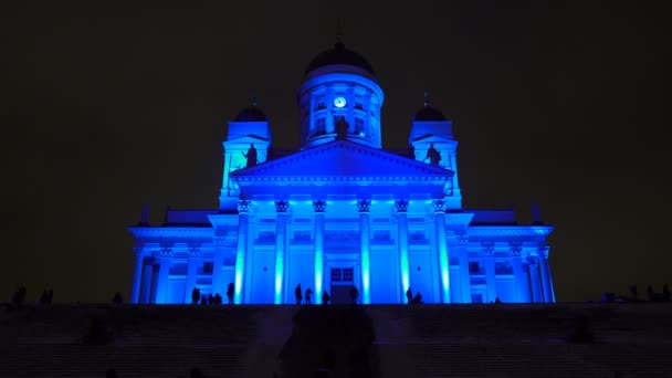 Světelná instalace na fasády katedrály Helsinek. Festival světla Lux Helsinky. — Stock video