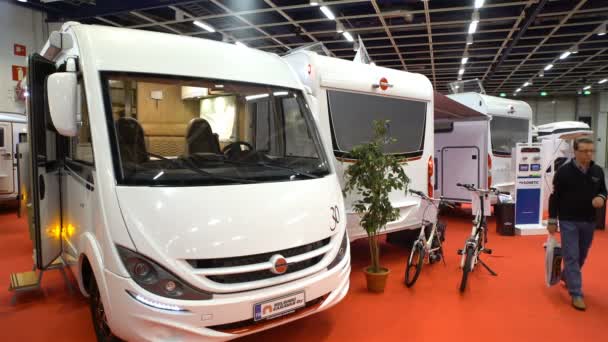 Molte delle roulotte al salone del camper. Una grande fiera di lusso camper, caravanning, automobilismo e turismo commercio "Caravan 2017" a Expocentre Messukeskus . — Video Stock