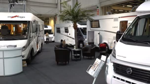 Beaucoup de caravanes au salon du camping-car. Un grand camping-car de luxe équitable, caravane, automobile et tourisme "Caravane 2017" à Expocentre Messukeskus . — Video