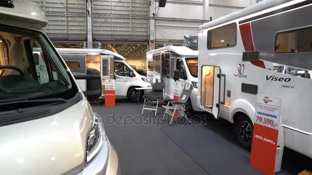 Molte delle roulotte al salone del camper. Una grande fiera di lusso camper, caravanning, automobilismo e turismo commercio "Caravan 2017" a Expocentre Messukeskus . — Video Stock