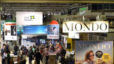 Bir sürü insan seyahat acenteleri büyük Uluslararası Fuarı