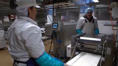 Bir deniz ürünleri işleme fabrikasında çalışan takım.