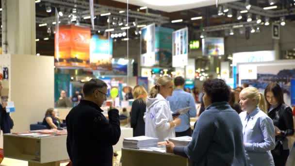 Viele Menschen auf der großen internationalen Messe der Reisebüros — Stockvideo