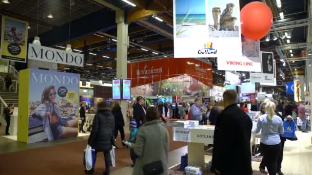 Viele Menschen auf der großen internationalen Messe der Reisebüros — Stockvideo