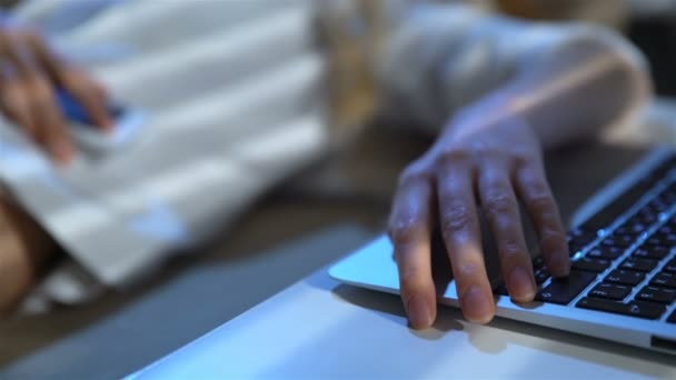 Donna d'affari stanca che dorme sul divano in ufficio con laptop e telefono di notte — Video Stock