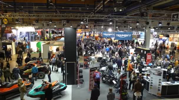 Grote motorfiets tentoonstelling. Een heleboel mensen op de Toon fietsen. — Stockvideo