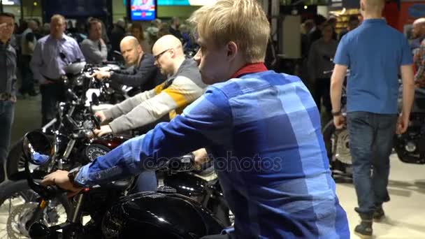 Bikers prova de nya Triumph motorcyklarna. En stor mässa av cyklar. — Stockvideo