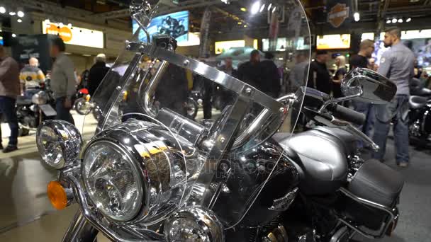 De nieuwe Harley Davidson motorfiets. Een grote beurs van fietsen. — Stockvideo