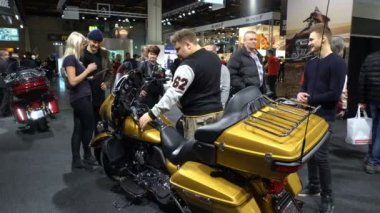 En yeni Harley Davidson Motosiklet bisikletçileri deneyin. Bisiklet büyük adil.