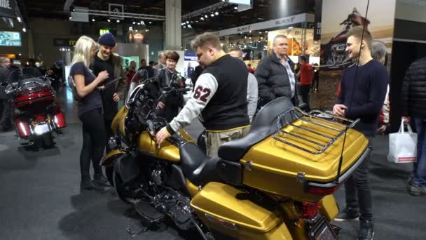 Biker probieren das neueste Harley-Davidson-Bike aus. eine große Fahrradmesse. — Stockvideo
