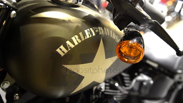 最新の伝説のハーレー ・ ダビッドソン バイク。タンクのラベル. — ストック動画